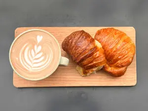 2 medialunas + café latte