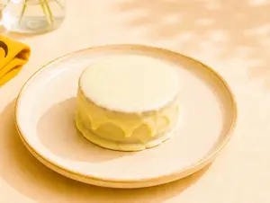 Alfajor blanco con frutos rojos