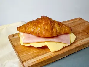 Croissant de jamón y queso