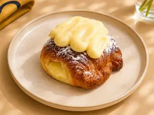 Medialuna con crema pastelera
