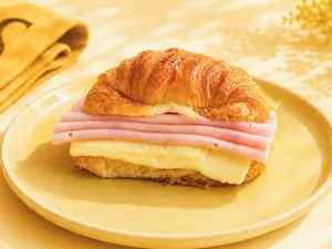 Medialuna de jamón y queso