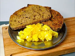 Tostadas con huevos revueltos