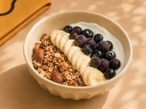 Yogurt con granola y frutas