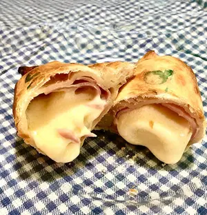 Empanada de jamón y queso