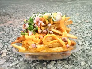 Papas fritas con chedar