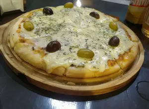 Pizza muzzarella + Helado 1/2 kg