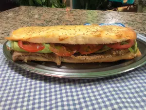 Sándwich de milanesa con lechuga y tomate