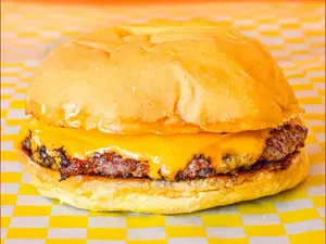 Chesse burger x 2 con papas baston