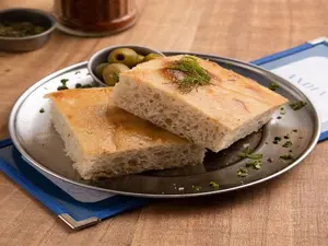 Focaccia, aceitunas,queso azul
