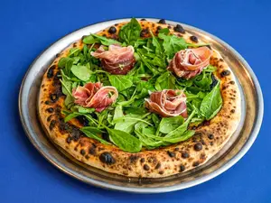 Pizza crudo y verdes