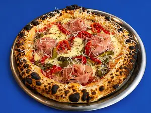Pizza Jamón y Morrón