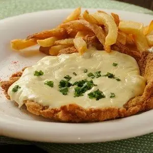 Milanesa de pollo a la suiza