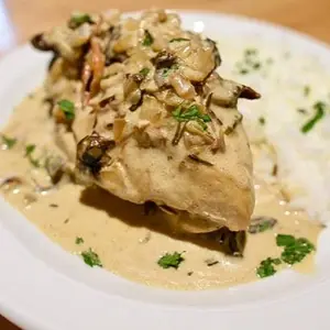 Pollo en salsa de hongos