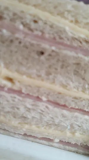 Sandwich miga jamon y queso