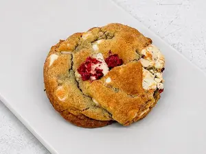 Cookie de chocolate blanco y frambuesa