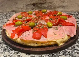 Pizza de jamón y morrones