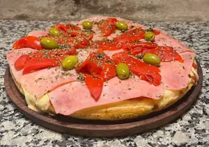 Pizza jamón y morrones