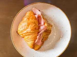Croissant con jamón y queso