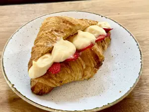 Croissant relleno de pastelera