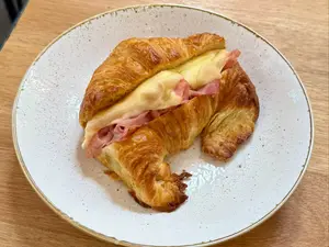 Medialuna rellena de jamón yq