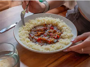 Wok de carne y arroz