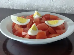 Ensalada chica de tom y huevo