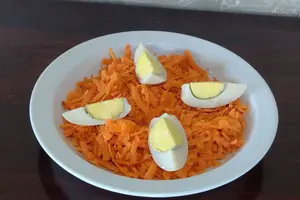 Ensalada chica de zanahy huevo