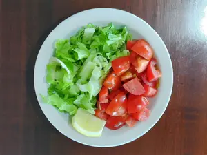 Ensalada chica lechuga tomate
