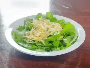 Ensalada chica rúcula y parme