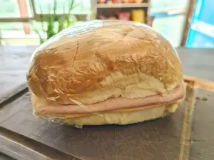 Pebete de jamón queso