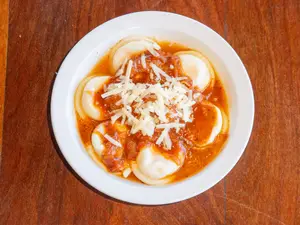 Sorrende jamón y muzzarella