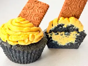 Muffin de chocolate relleno con chocotorta