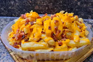 Papas con cheddar y panceta