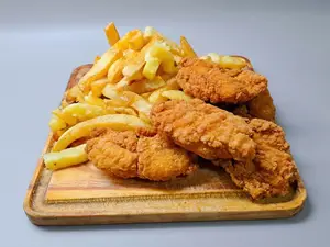 Pollo frito con papas fritas