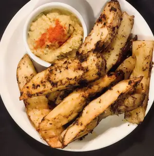 Papas bravas con alioli