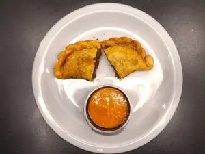 Empanada frita de ternera