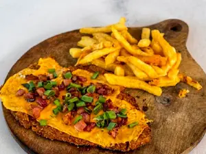 Milanesa cheddar y panceta