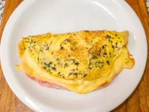 Omelette con jamón y queso