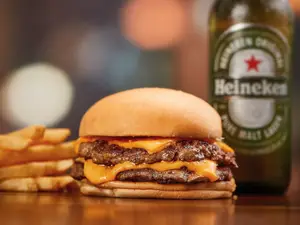 Hamburguesa con queso con papas