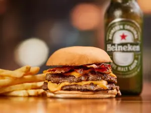 Hamburguesa queso y panceta con papas