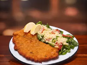 Milanesa de pollo con ensalada