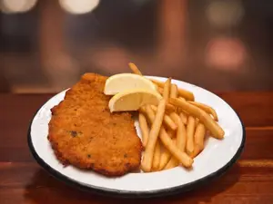 Milanesa de pollo con papas fritas
