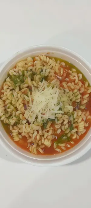 Fideos fusille con salsa.