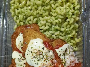 Milanesa napolitana con fideos con pesto