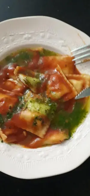 Ravioles de ricota con salsa