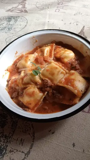 Ravioles de verdura con salsa