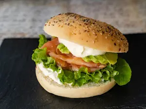 Bagel de salmón ahumado