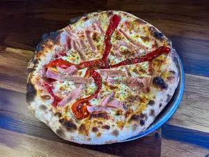 Pizza jamón y morrones