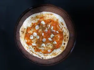 Pizza marinara vegana