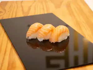 Nigiri de salmón (6 unidades)